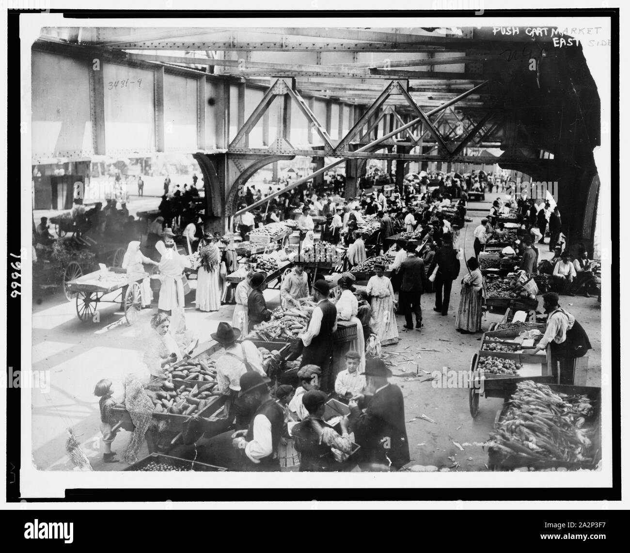 Spingere il carrello mercato, lato est Foto Stock