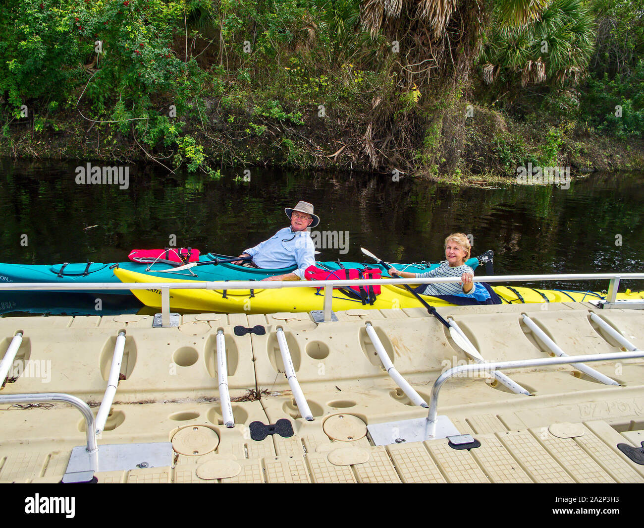 Kayak dock; 2 kayak; uomo e donna; facile lancio; fiume; ricreazione; sport, divertimento, Northport, FL, orizzontale; signor Foto Stock
