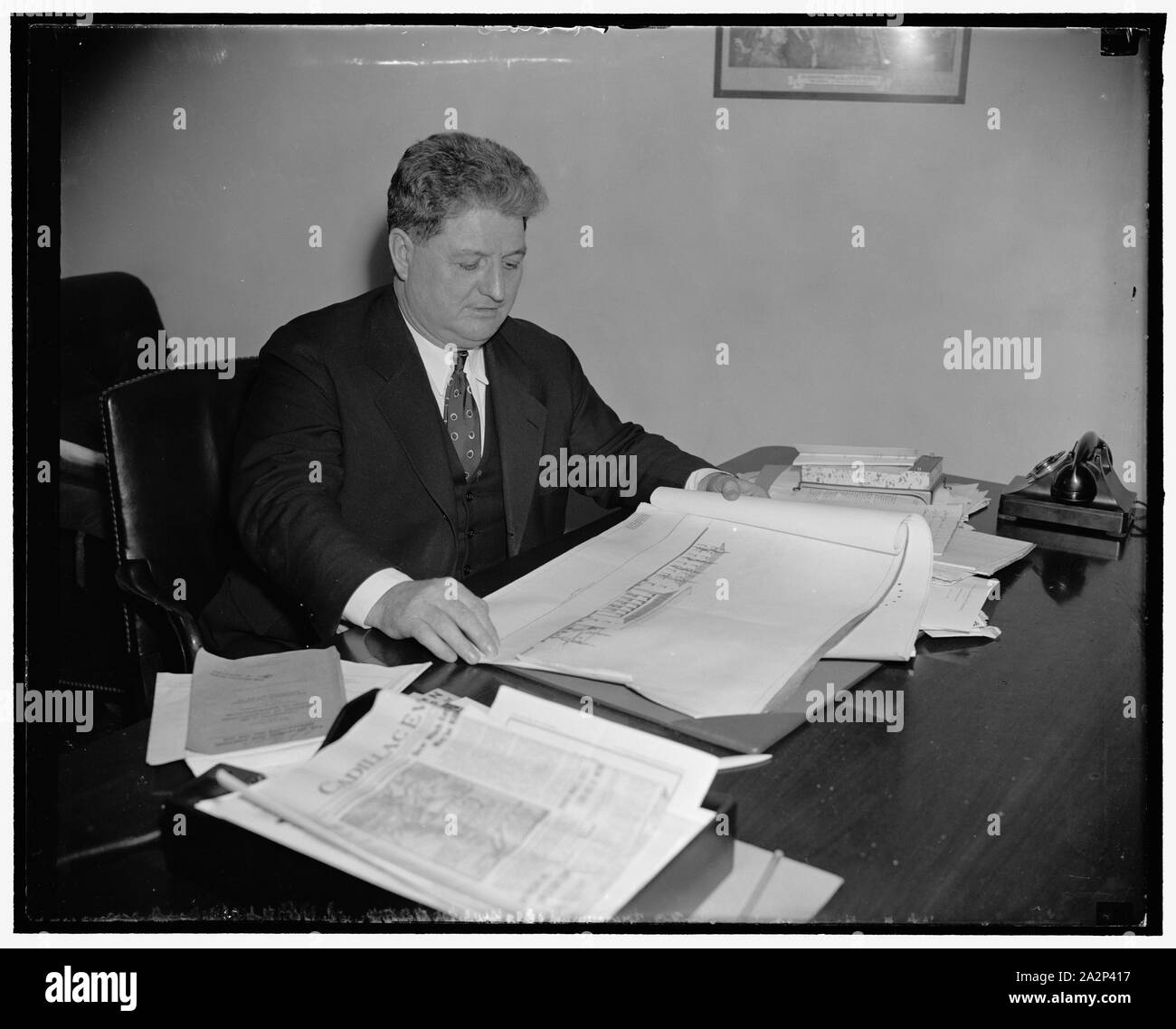 Mettere volo in unguento di McNutt-per -Presidente del braccio. Washington, 21 aprile. Se egli continua il ritmo egli è l'impostazione di data, sost. Albert J. Engel, Repubblicano del Michigan, sembra certo a gettare la chiave inglese negli ingranaggi del McNutt-per-Presidente boom che ha preso il via durante lo scorso inverno. Sost. Engel è raffigurato studiando piani ha scavato per i due palazzi, estate e regolari che come alto commissario delle Filippine, McNutt vuole costruito come Commissario residences nelle isole. La proposta di palazzi sono al costo di $500.000 e $250.000 rispettivamente. Sost. Engel assume grande pr Foto Stock