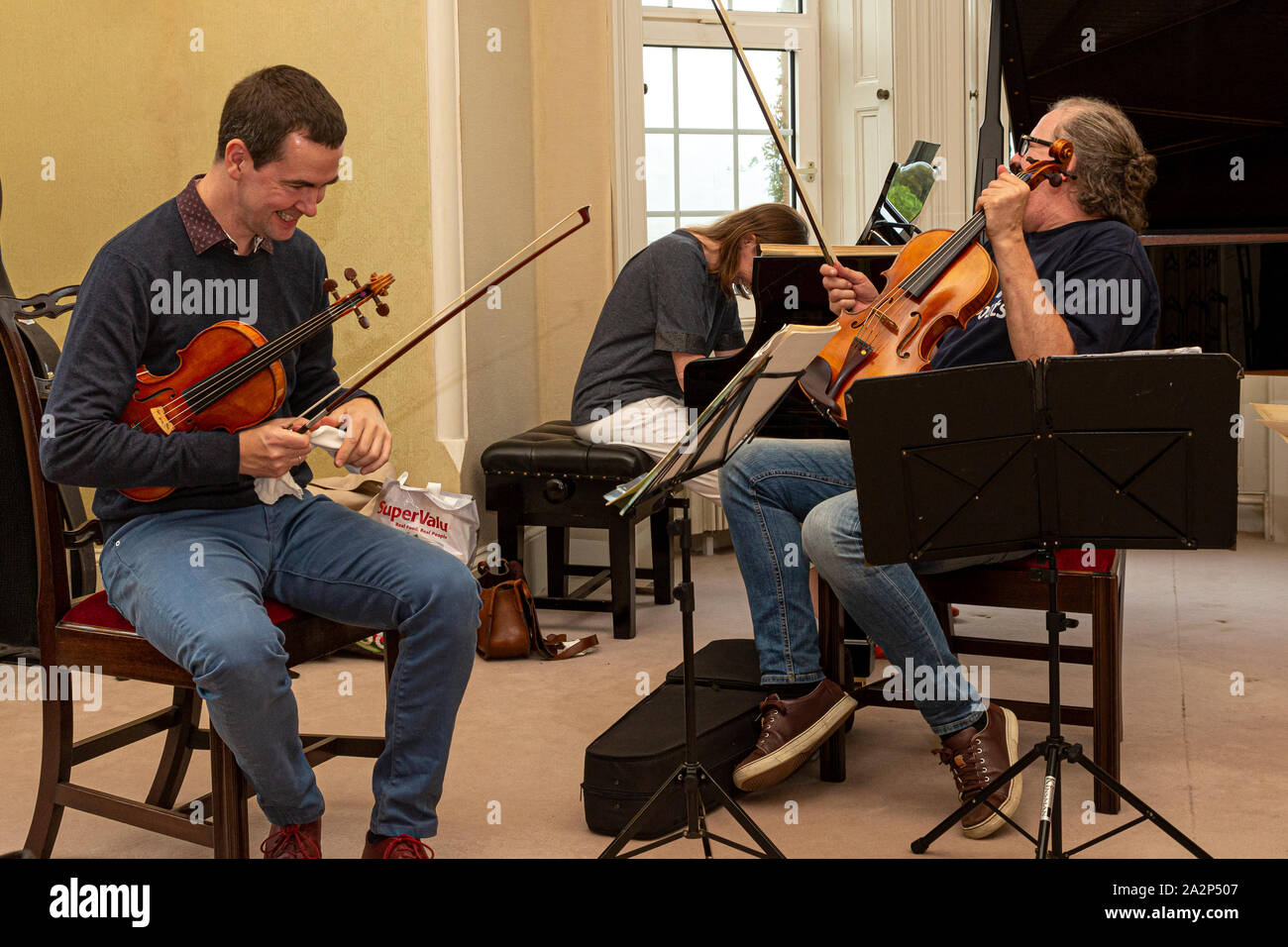 Musicisti godendo di uno scherzo mentre reciti Foto Stock