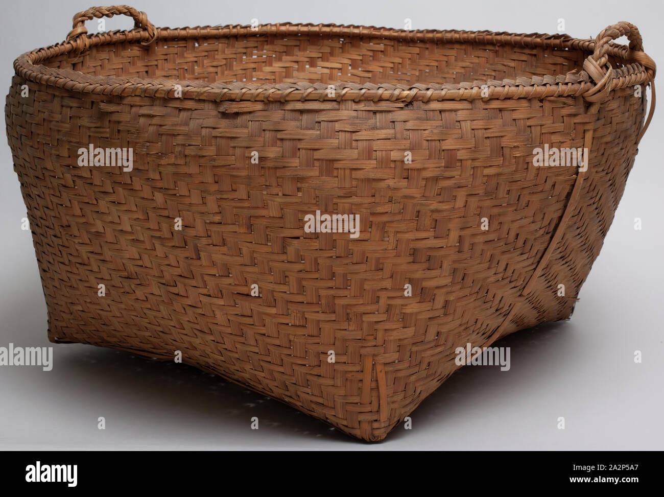 Cherokee, nativo americano, cestello con maniglie, tra 1890 e 1910, hickory e rovere bianco, complessivo: 12 3/4 × 23 pollici (32,4 × 58,4 cm Foto Stock