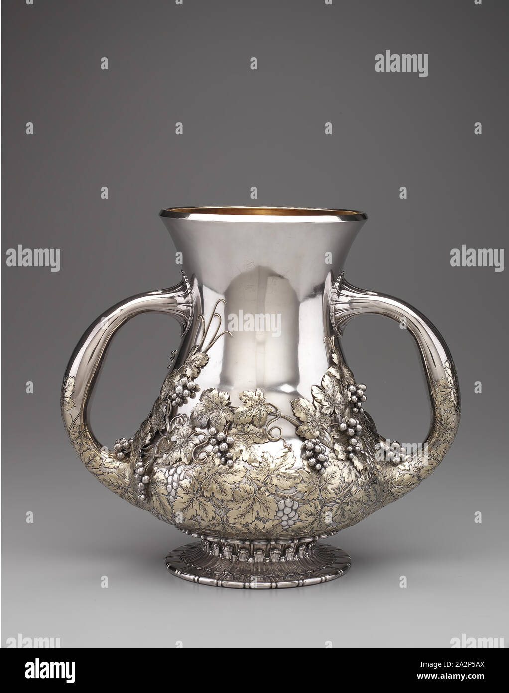 Due trattati Vase, 1893, argento, complessivo: 12 15/16 × 14 3/8 x 9 3/8 pollici (32,9 × 36,5 × 23,8 cm Foto Stock