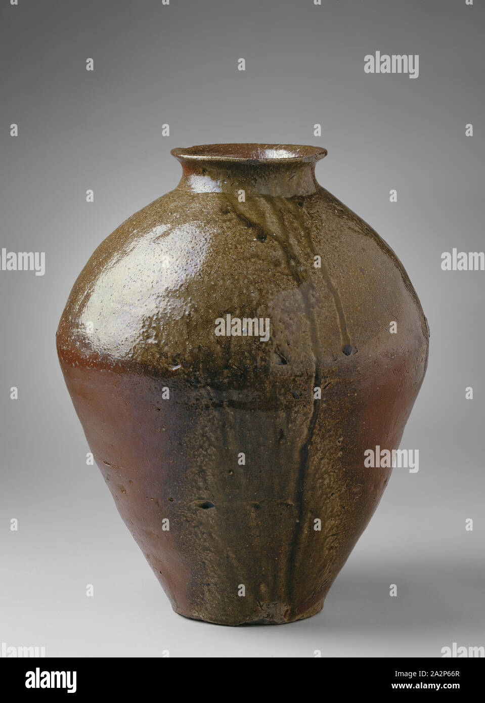 Sconosciuto (giapponese), Storage Jar, xv secolo, gres con smalto di cenere, complessivo: 20 7/8 × 12 1/2 pollici (53 × 31,8 cm Foto Stock