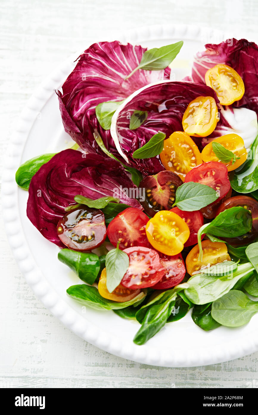 Colorata Insalata estiva con pomodori ciliegia, Radicchio Insalata di mais, baby spinaci e basilico fresco. Foto Stock