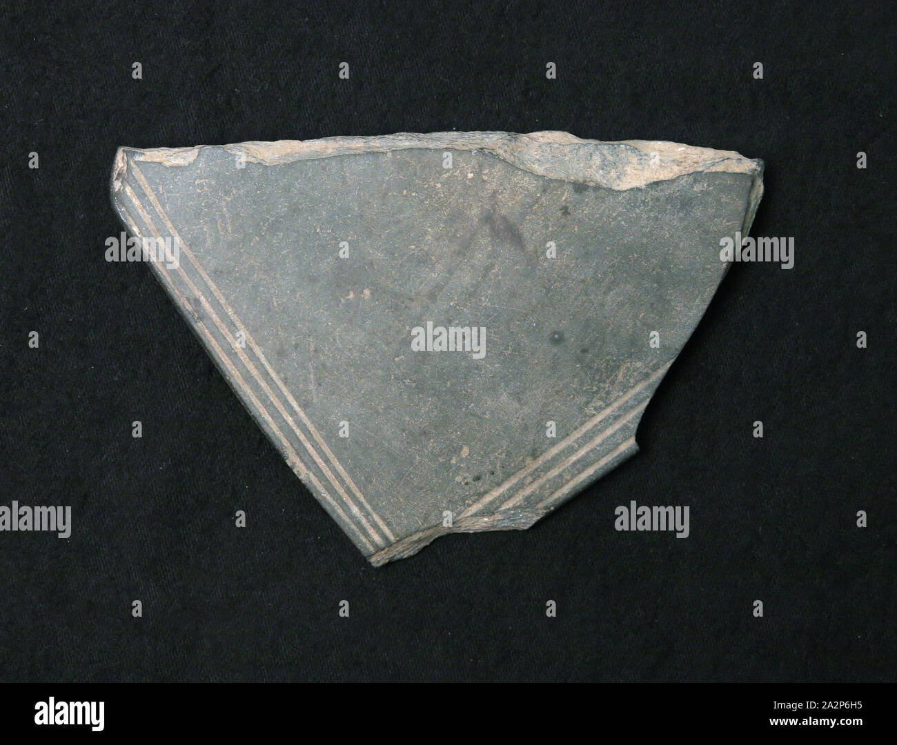 Egiziano, Frammento di una tavolozza di ardesia, tra 3300 e 3000 BCE, ardesia, complessiva (tre lati): 4 1/4 × 4 1/4 × 4 7/8 pollici (10,8 × 10,8 × 12,4 cm Foto Stock