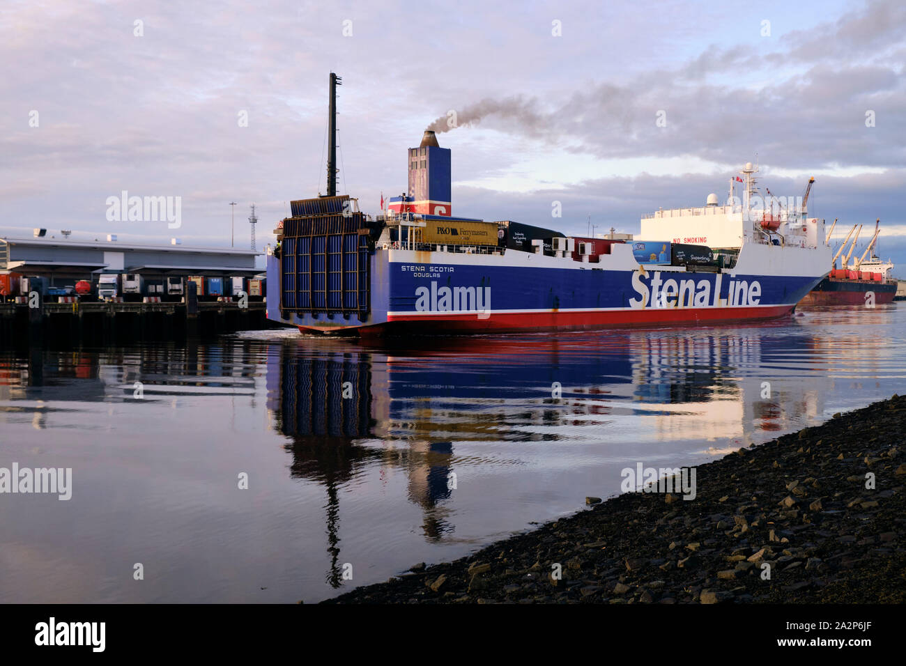 Traghetto merci Stena Scotia in arrivo nel porto di Belfast caricato con contenitori con fumo proveniente dal camino Foto Stock