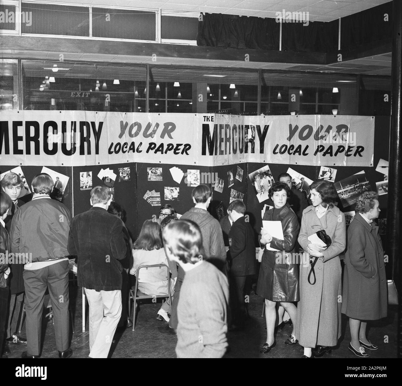 Anni '1960, storia, bambini e genitori si mescolano in una bancarella espositiva per il quotidiano Mercury di South London in un giorno di carriera scolastica, South East, Londra, Inghilterra, Regno Unito. Foto Stock