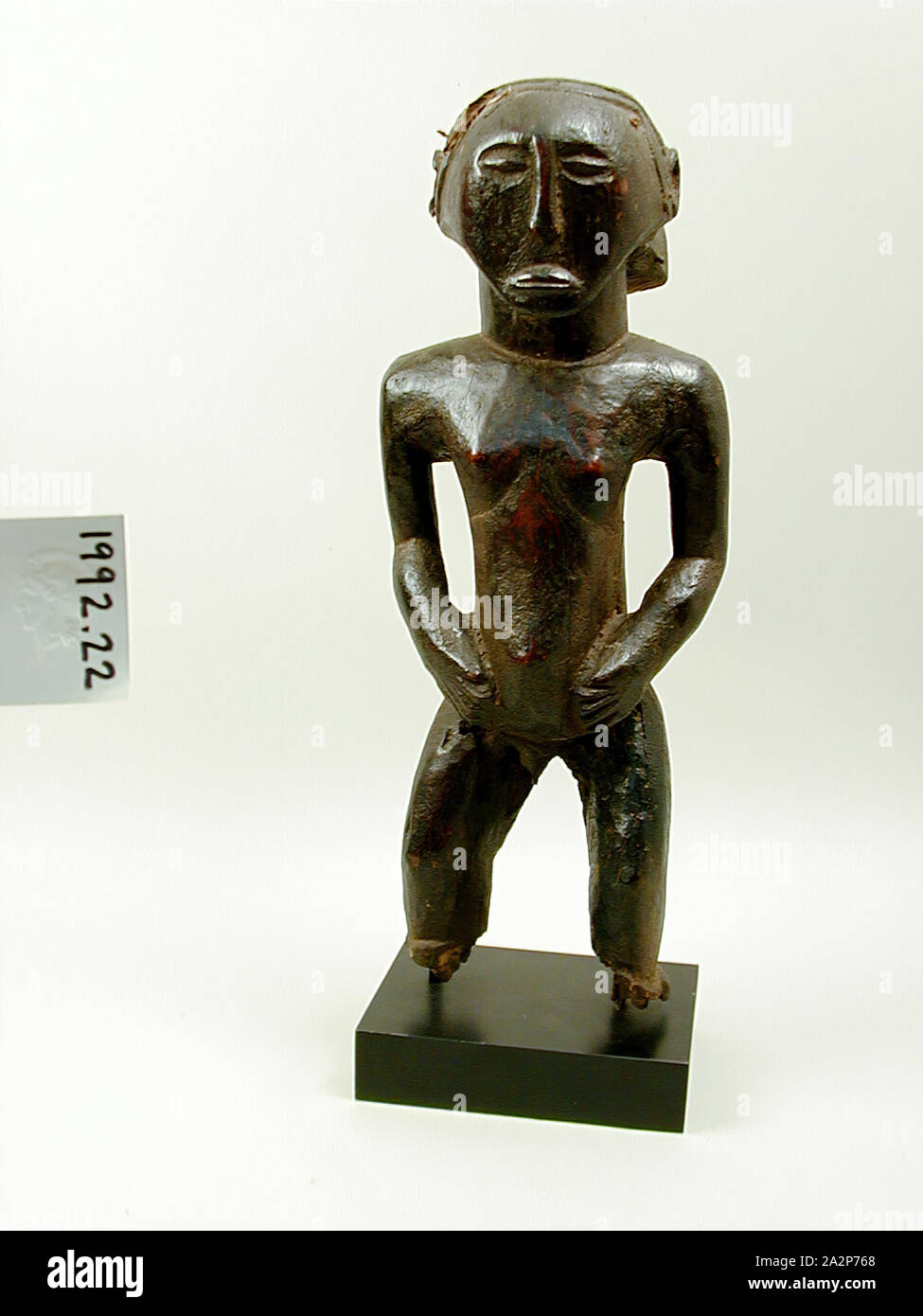 Kusu, Africana, Hemba figura ancestrale, fine del XIX secolo, legno, complessivo: 19 1/2 × 7 × 6 7/8 pollici (49,5 × 17,8 × 17,5 cm Foto Stock