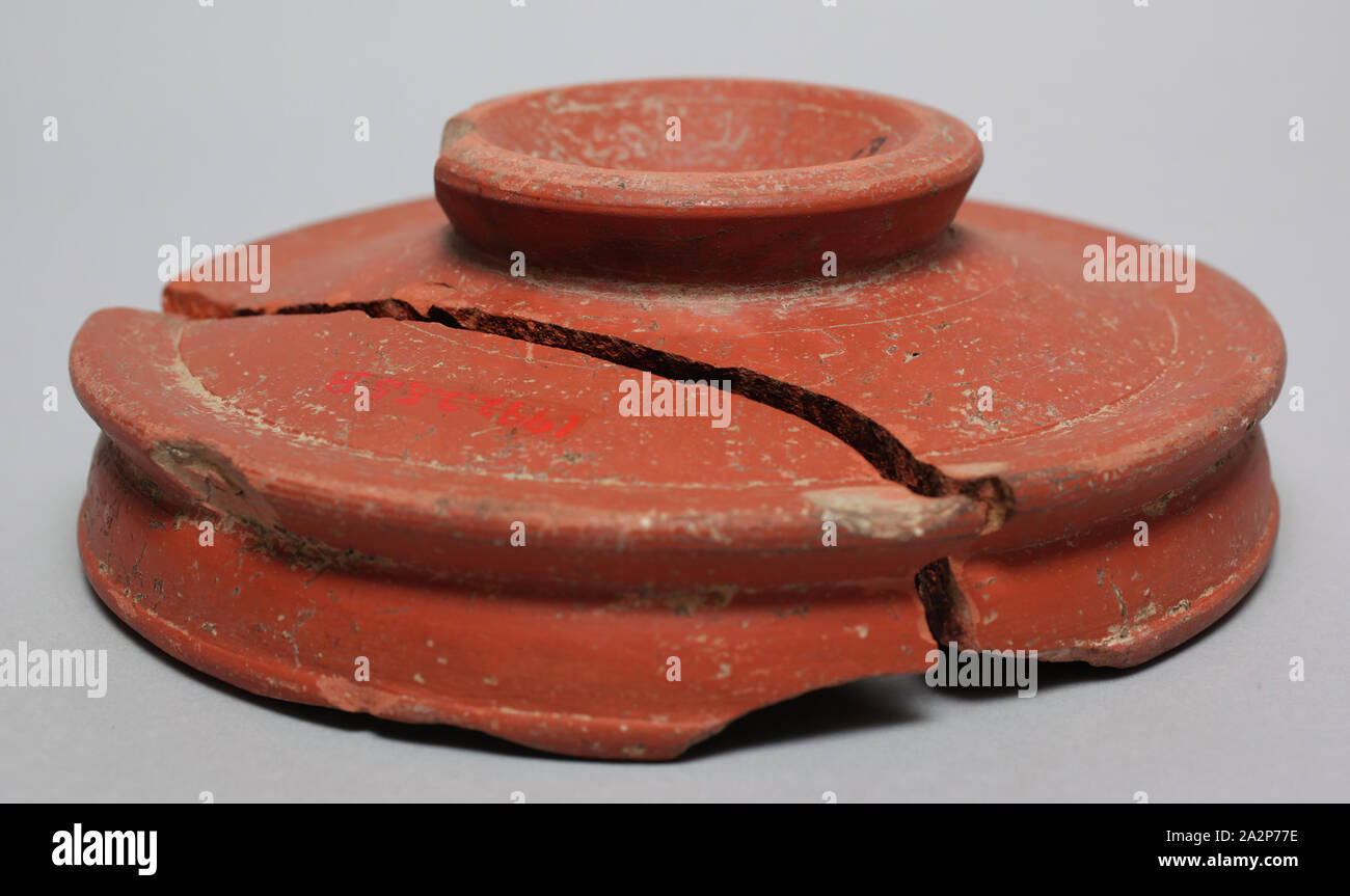 Romano, frammento di piatto, fine 3rd/inizi del IV secolo D.C., ceramica, 1 7/8 x 5 1/2 in Foto Stock