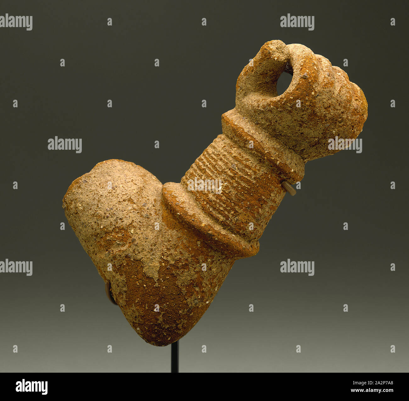 Nok, Africana, 500 BC - 200 D.C., cavo figura un frammento, tra 500 e 100 a.e.v., terracotta, complessivo: 6 3/8 × 3 5/8 x 2 1/4 pollici (16,2 × 9,2 × 5,7 cm Foto Stock