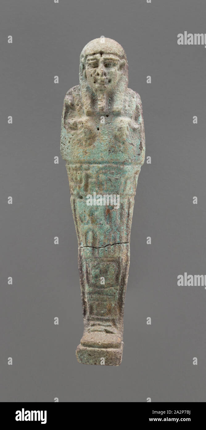 Egiziano, Shabti, iv secolo a.e.v., Faience, luce smalto blu, complessivo: 4 1/2 × 1 1/4 × 3/4 pollici (11,4 × 3,2 × 1,9 cm Foto Stock