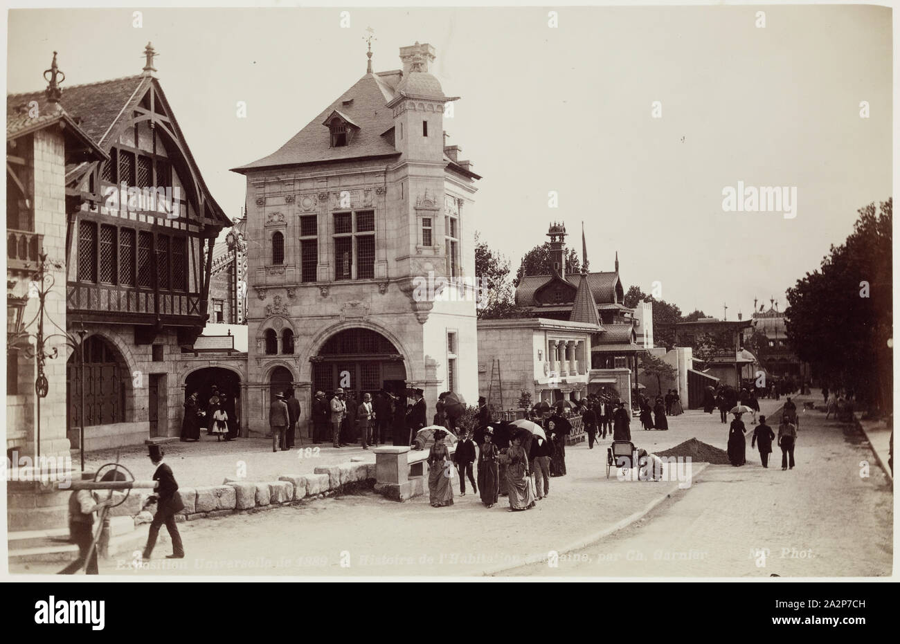Sconosciuto (Francese), la storia delle abitazioni dell uomo da Ch. Garnier, Esposizione universale, Parigi, 1889, albume, stampa immagine: 4 5/8 x 7 1/8 pollici (11,7 × 18,1 cm Foto Stock