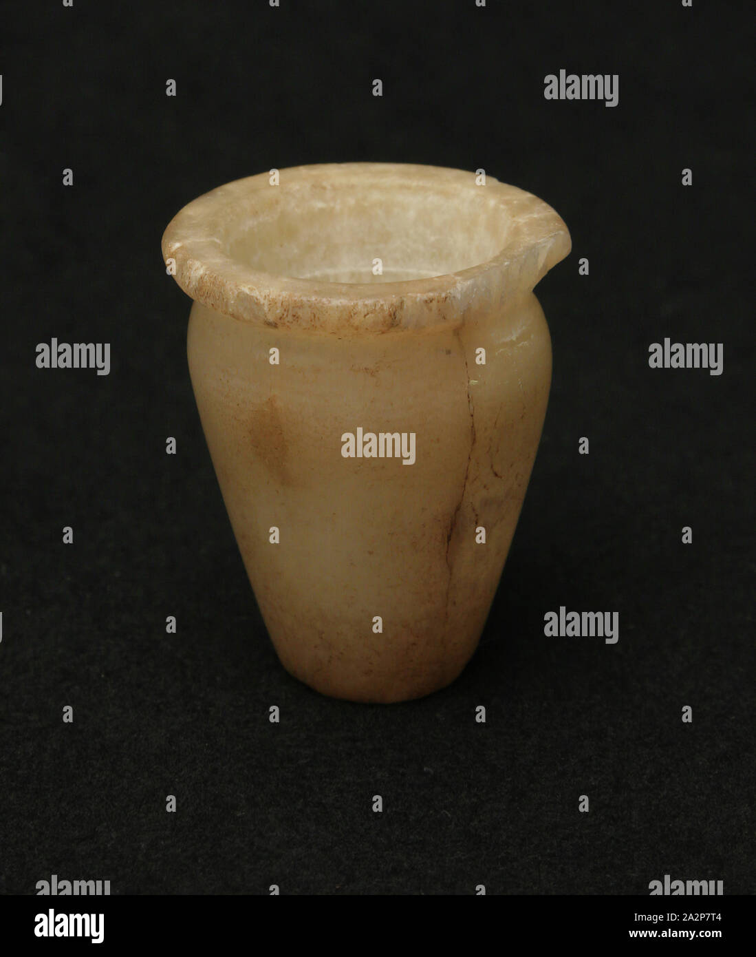 Egiziano, Cosmetic Jar, tra 2134 e 2040 BCE, ALABASTRO, complessivo: 1 13/16 pollici (4,6 cm Foto Stock