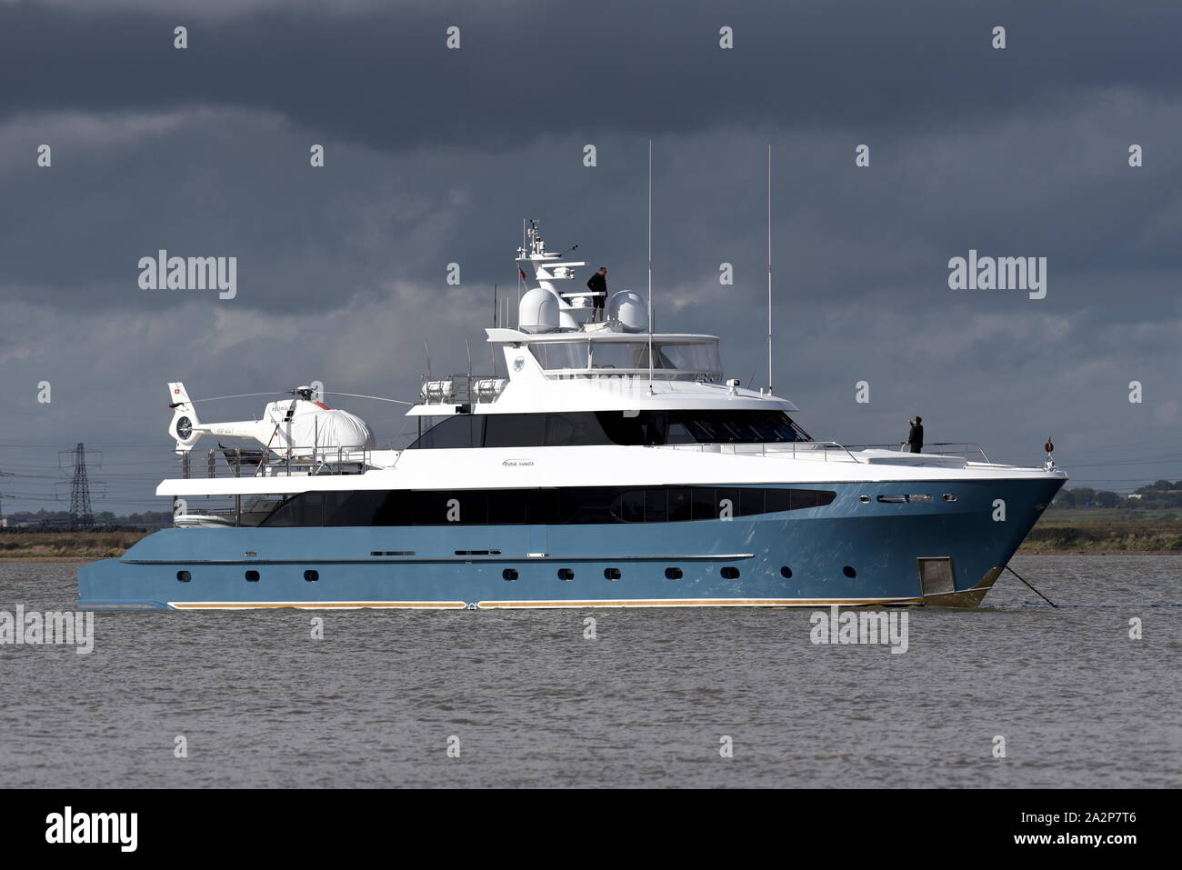 Il Flying Manta ha una poppa apribile sun deck che consente i super yacht pieno di atterraggio per elicotteri capacità. Foto Stock