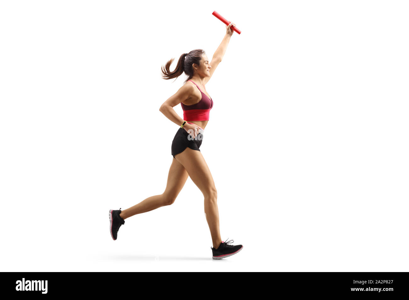 Lunghezza piena ripresa del profilo di un felice atleta femminile in esecuzione una staffetta isolati su sfondo bianco Foto Stock