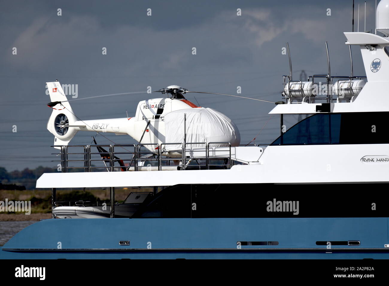 Il Flying Manta ha una poppa apribile sun deck che consente i super yacht pieno di atterraggio per elicotteri capacità. Foto Stock