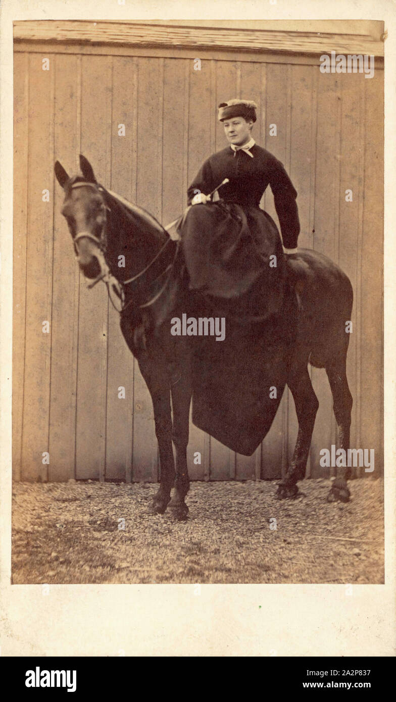 Sconosciuto (Danese), (senza titolo), tra il 1870 e il 1890, stampa albumi montati a bordo, Immagine: 3 1/2 x 2 3/8 pollici (8,9 × 6 cm Foto Stock