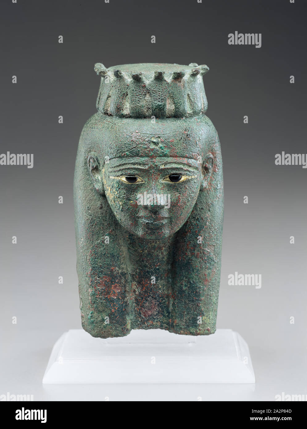 Egiziano, capo di una dea, ca. 800 a.e.v., bronzo, cast, con inciso i dettagli, intarsiato con ossidiana e osso, complessivo: 5 7/16 x 2 7/8 × 3 5/8 pollici (13,8 × 7,3 × 9,2 cm Foto Stock