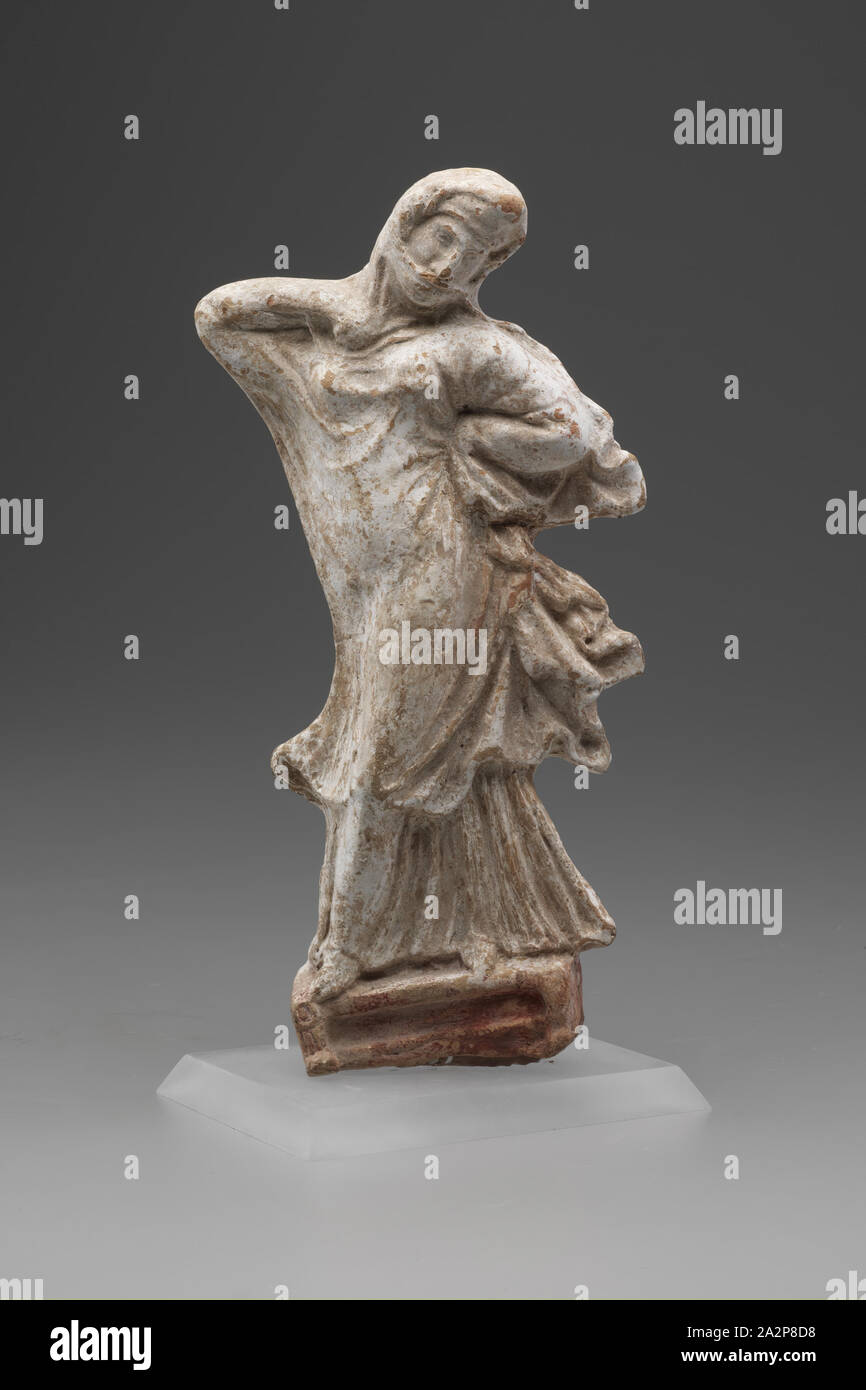Greco, velata ballerino, 4° o 3° secolo a.e.v., argilla, complessivo: 9 × 3 × 1/2 1 1/2 pollici (22,9 × 8,9 × 3,8 cm Foto Stock
