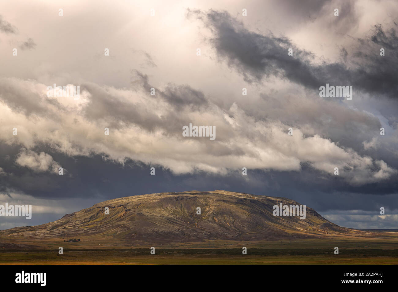 Belle le nuvole sulla parte superiore di un paesaggio di montagna in Islanda Foto Stock