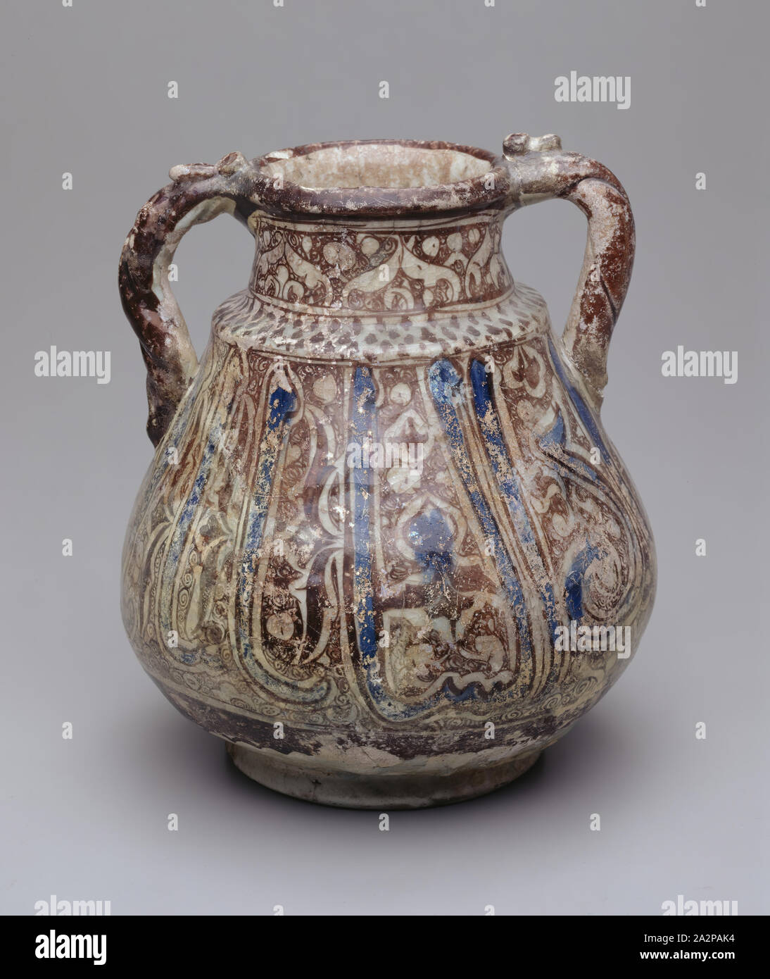 Islamica, Siriano, a due trattati Brocca del XIII secolo, la ceramica: corpo in materiale composito; over-smalto lucentezza-verniciato & underglaze verniciato., 10 x 8 1/8 in. (H x diam. Foto Stock