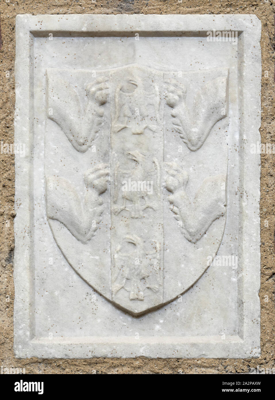 Sconosciuto (italiano), stemma del Brancaccio famiglia Imbriani, seconda metà del XV secolo, marmo, complessivo: 19 3/4 × 14 1/4 pollici (50,2 × 36,2 cm Foto Stock