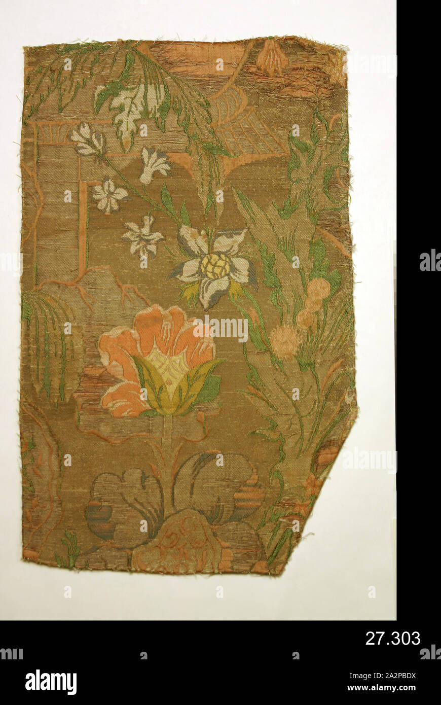 Sconosciuto (italiano), Frammento di tessili, secolo XVII, Brocade, 16 1/2 x 10 in Foto Stock