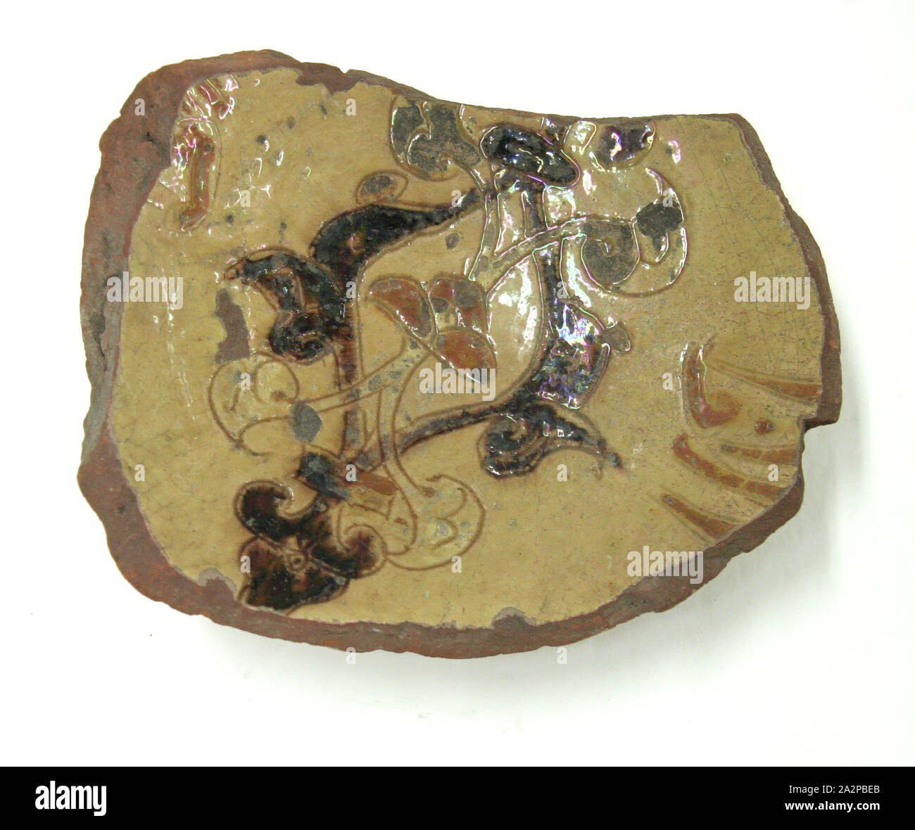 Islamica, egiziano, Sgraffito Ware ciotola frammento, XIII - XV secolo, terrecotte, vetri, complessivo: 6 × 5 × 2 poll. (15,2 × 12,7 × 5,1 cm Foto Stock
