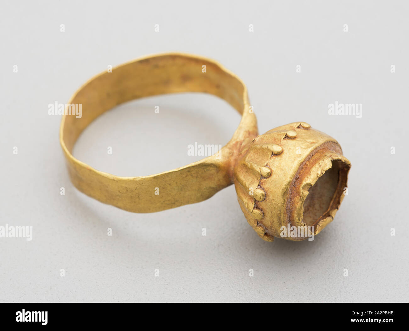 Bizantino, romano, ad anello tra il V e VI secolo, oro, complessivo: 1 13/16 pollici (4,6 cm Foto Stock