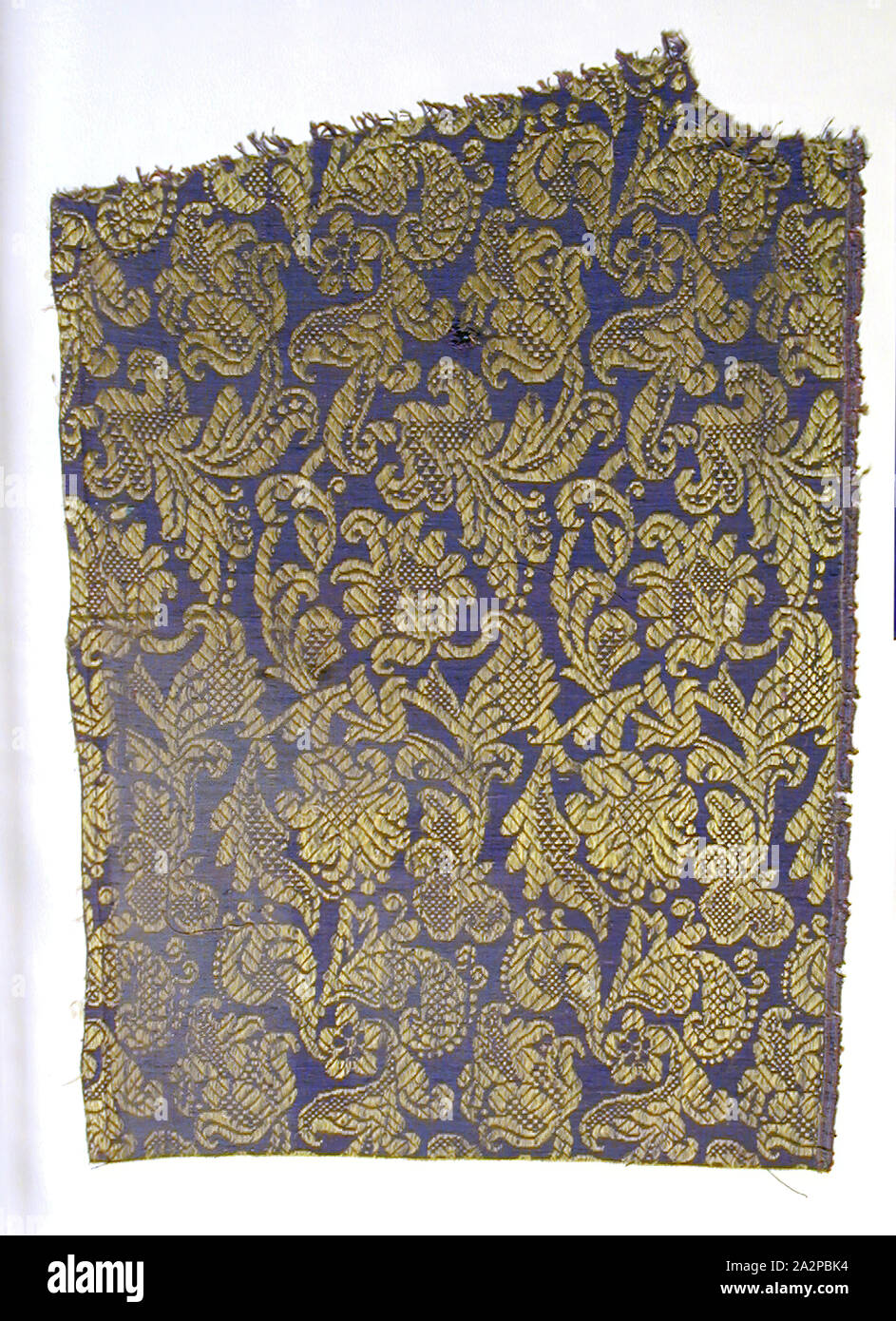 Sconosciuto (italiano), Frammento di tessili, XVI secolo, Brocade; seta, 17 3/4 x 12 in Foto Stock Sconosciuto (italiano), Frammento di tessili, XVI secolo, Brocade; seta, 17 3/4 x 12 in Foto Stock