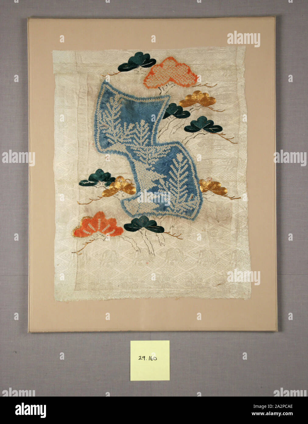 Sconosciuto (giapponese), un frammento di un kimono con piccole maniche, 1804/1817, si adagiò gold-avvolto di Seta e cascami di seta ricamo, tie-tintura, e l'inchiostro su seta damascata, 18 7/8 x 11 7/8 in Foto Stock