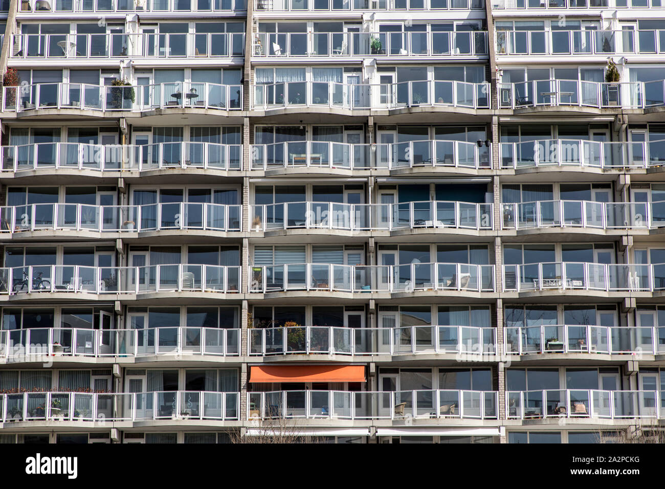 Casa residenziale, apartment house, facciata consiste di balconi, con vetri, Rotterdam, Paesi Bassi Foto Stock