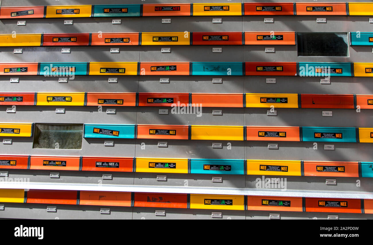 Nelle cassette delle lettere colorate su una casa a Rotterdam, Paesi Bassi, adesivi indicano al postino se la pubblicità è desiderata o meno, Foto Stock