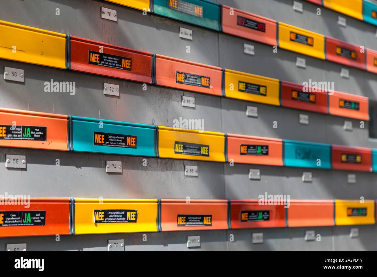 Nelle cassette delle lettere colorate su una casa a Rotterdam, Paesi Bassi, adesivi indicano al postino se la pubblicità è desiderata o meno, Foto Stock