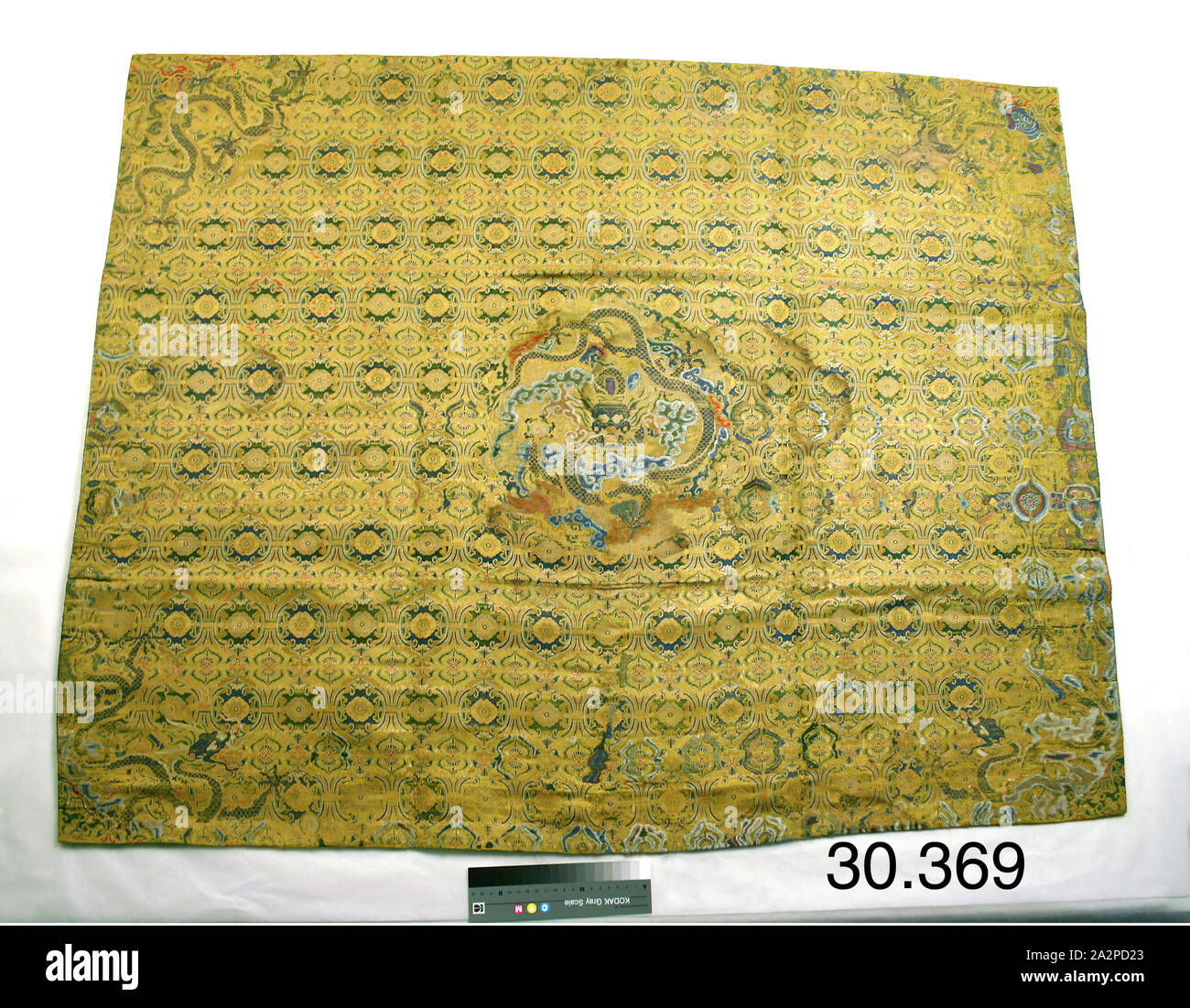 Sconosciuto (cinese), Frammento di tessili, XVIII secolo, Brocade, 39 1/4 x 48 3/4 in Foto Stock