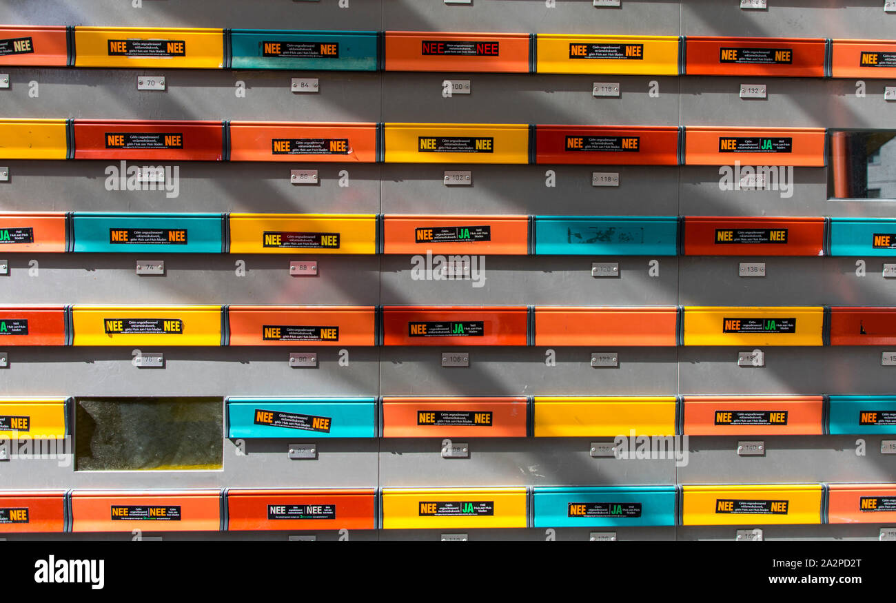 Nelle cassette delle lettere colorate su una casa a Rotterdam, Paesi Bassi, adesivi indicano al postino se la pubblicità è desiderata o meno, Foto Stock