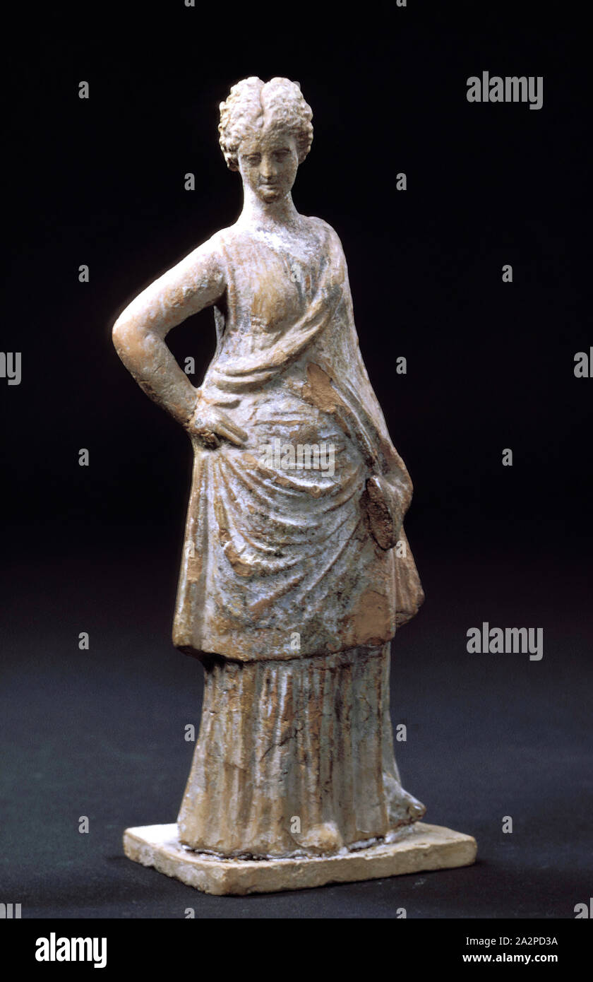 Greco, in terracotta di Figurine di Tanagra, del IV secolo A.C. Terracotta, 8 1/2 in Foto Stock