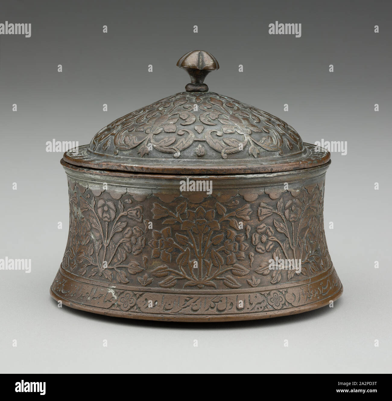 Quella islamica, indiana, sale cantina con incisa la poesia chi sale, 1664/1665, rame, stagno, altezza x diametro: 3 1/2 x 3 3/4 in Foto Stock