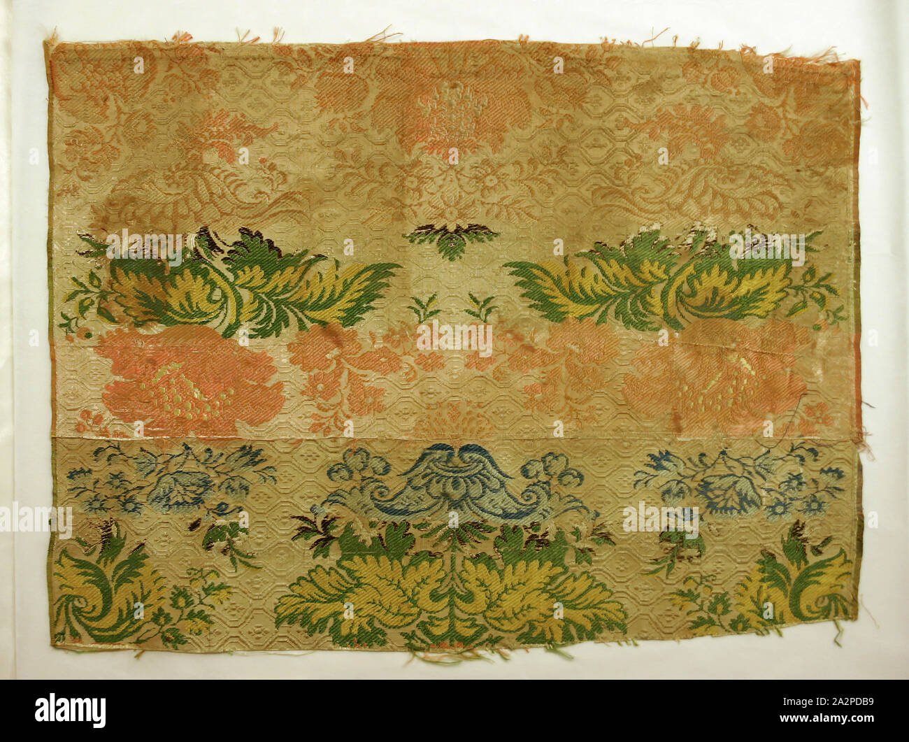 Sconosciuto (spagnolo), Frammento di tessili, XVIII secolo, seta, 17 3/4 x 22 in Foto Stock Sconosciuto (spagnolo), Frammento di tessili, XVIII secolo, seta, 17 3/4 x 22 in Foto Stock