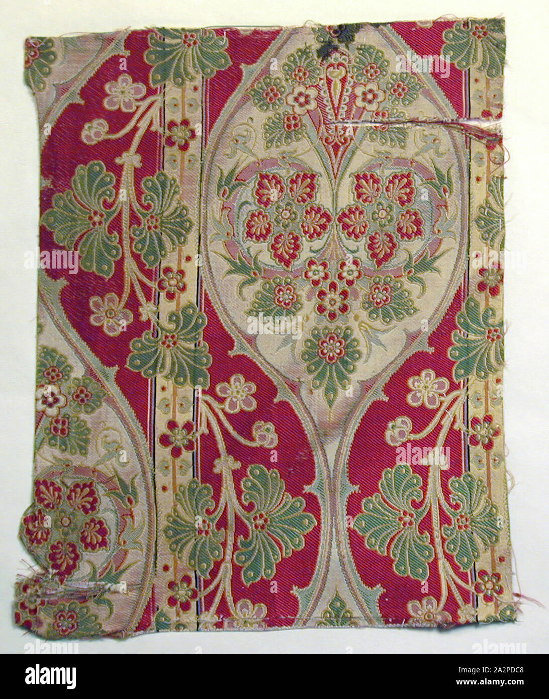 Sconosciuto (spagnolo), Frammento di tessili, XVIII secolo, seta, 11 1/2 x 9 in Foto Stock