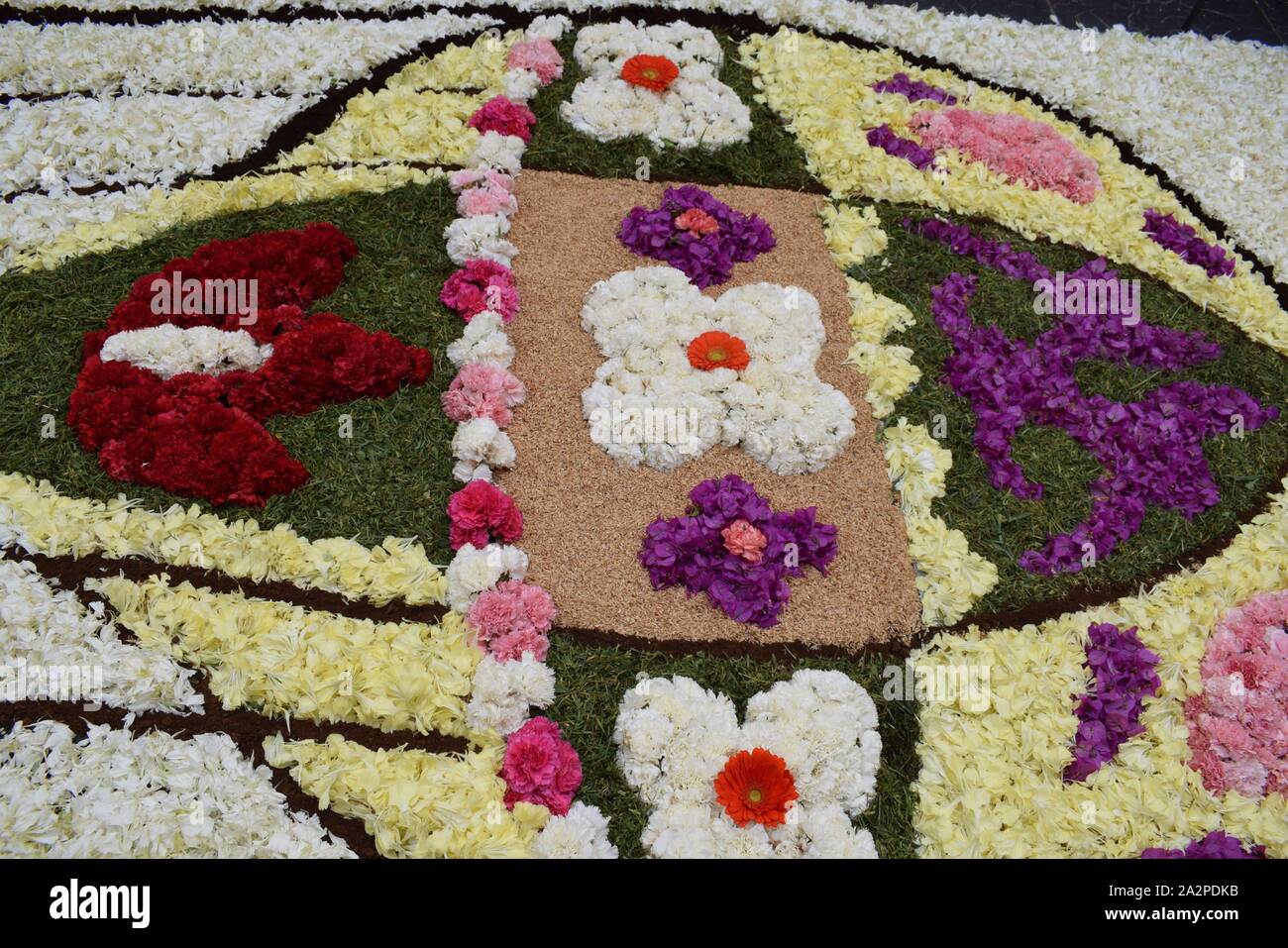 Tappeto floreale, festa del Corpus Domini religiosi, flower street in festa a Sitges, Spagna. Foto Stock