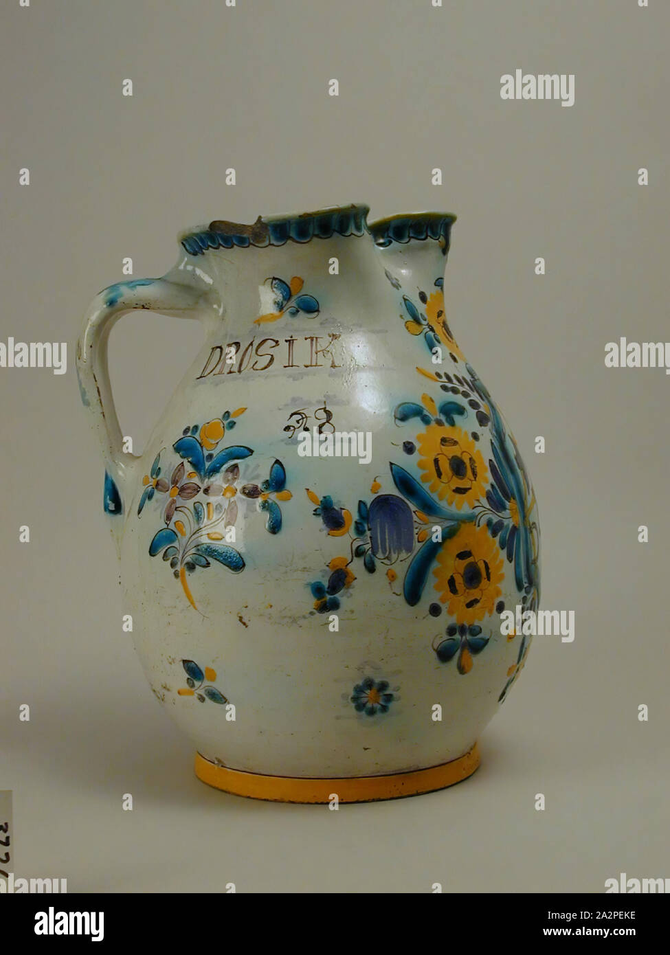 Sconosciuto (slovacco), lanciatore 1828, stagno in ceramica smaltata, 12 3/8 x 10 1/8 x 9 1/8 in. (31.43 x 25.7 x 23.2 cm Foto Stock