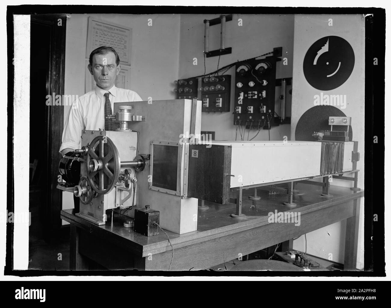 R. Davis di Bu. di norme con la telecamera per la prova di materiali fotografici, 6/16/25 Foto Stock
