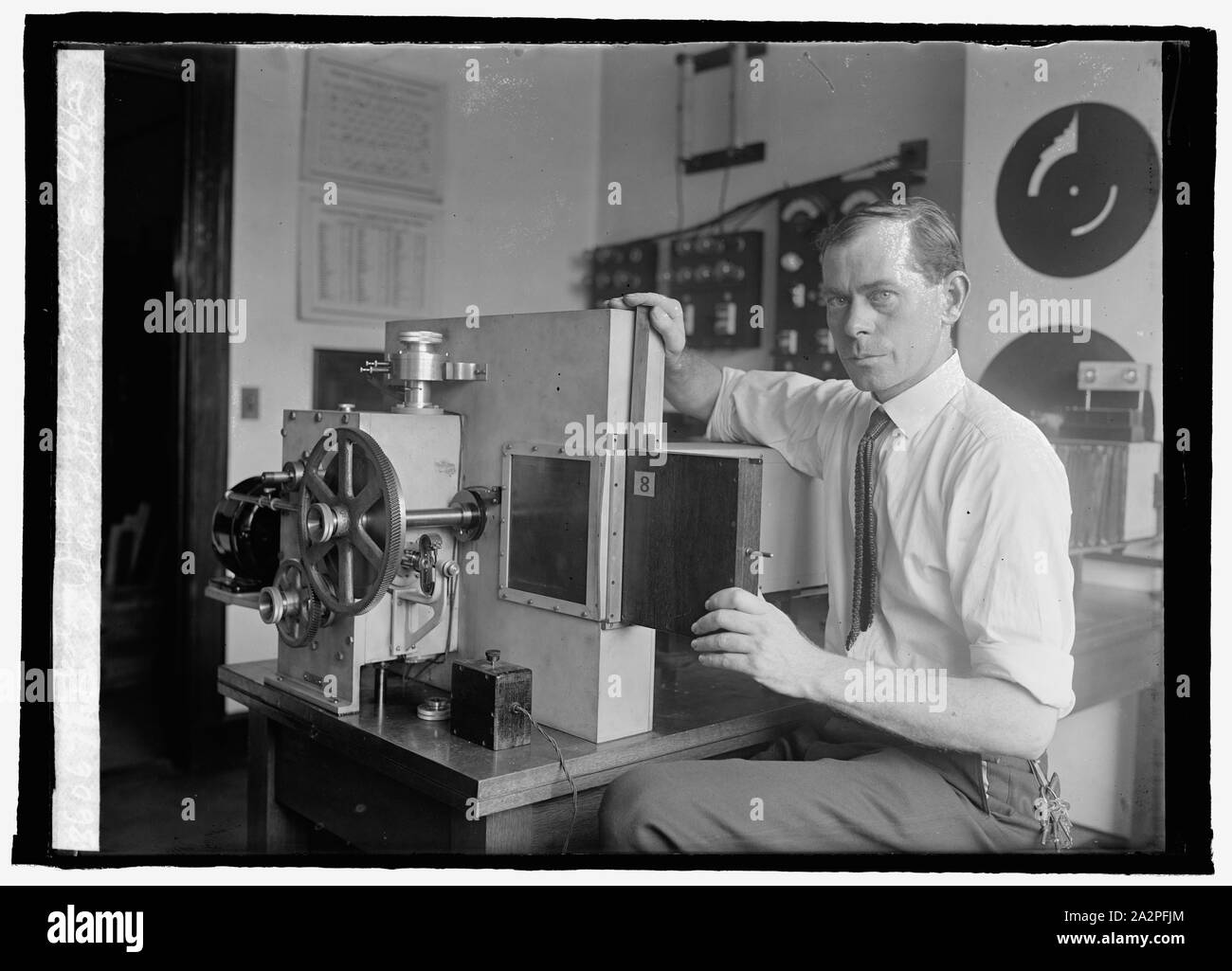 R. Davis di Bu. di norme con la telecamera per la prova di materiali fotografici, 6/16/25 Foto Stock