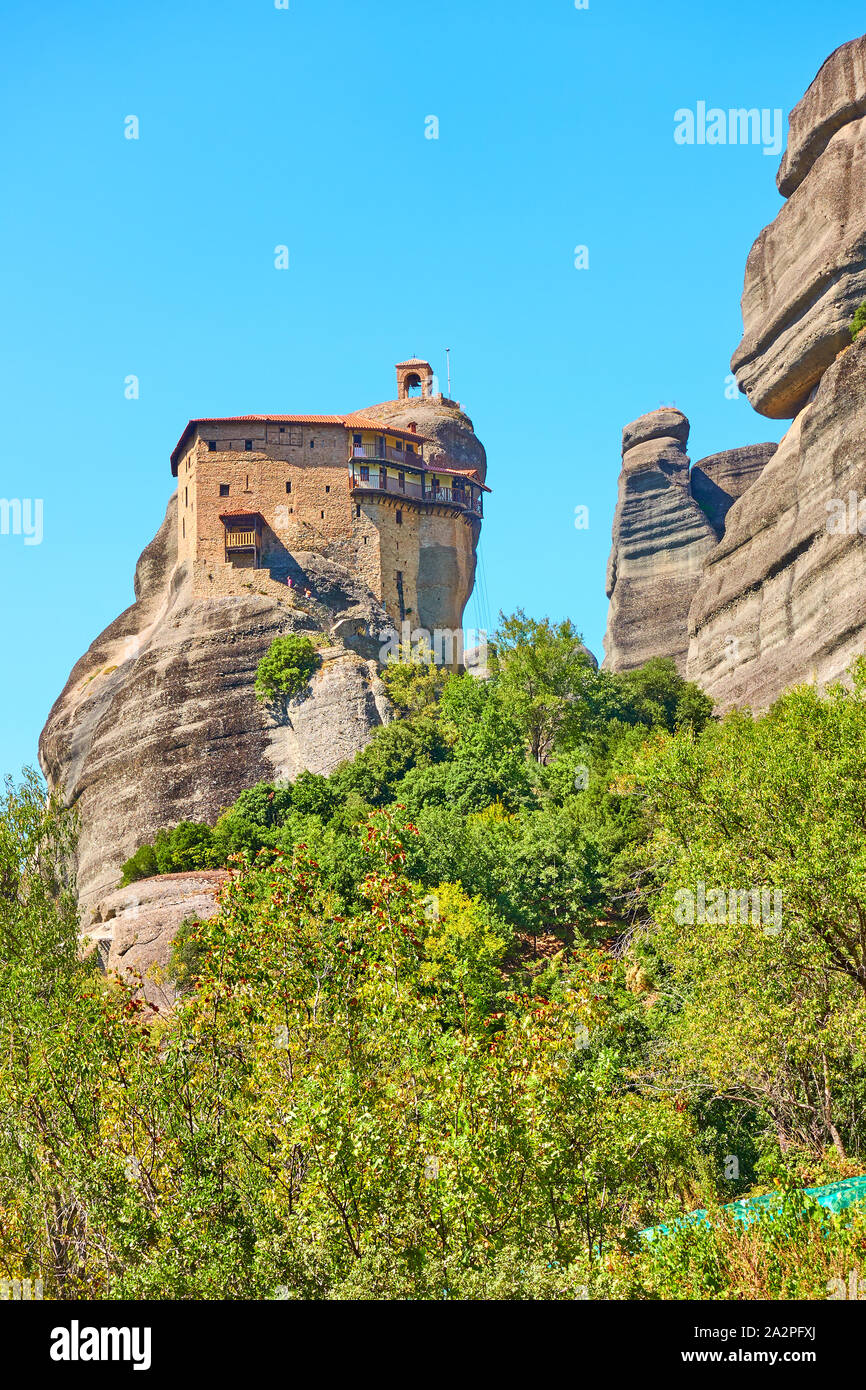 Agios Nikolaos Anapafsas monastero sulla cima della scogliera a Meteora, Tessaglia, Grecia - paesaggio greco Foto Stock