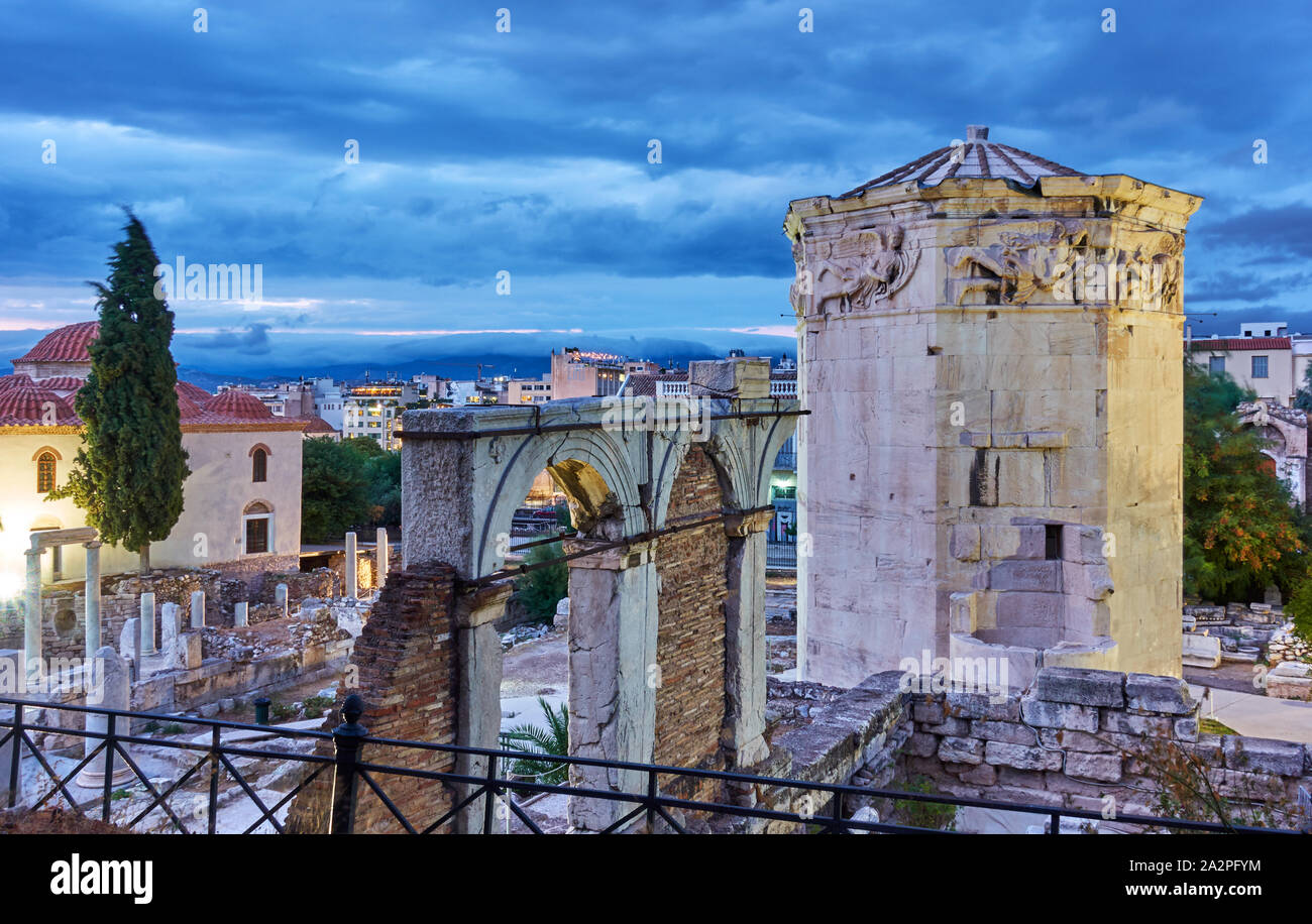 Agorà romana con la Torre dei Venti nella città vecchia di Atene al crepuscolo, Grecia Foto Stock