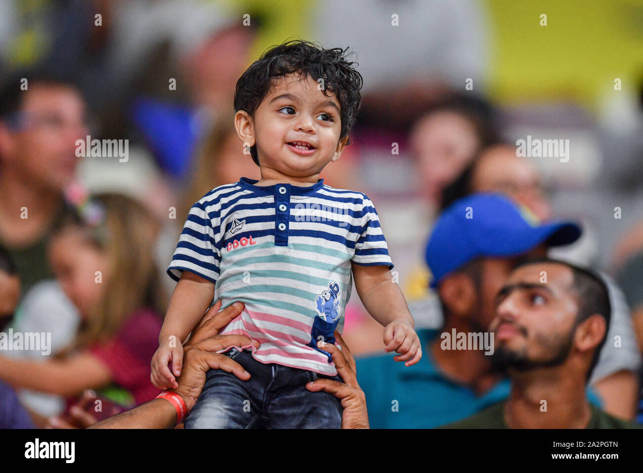 Doha in Qatar. 3° Ott, 2019. Un bambino locale con i genitori, guarda eccitato durante il giorno 7 della IAAF mondiale di atletica - Doha 2019 Al Khalifa International Stadium il Giovedi, Ottobre 03, 2019 a Doha, in Qatar. Credito: Taka G Wu/Alamy Live News Foto Stock