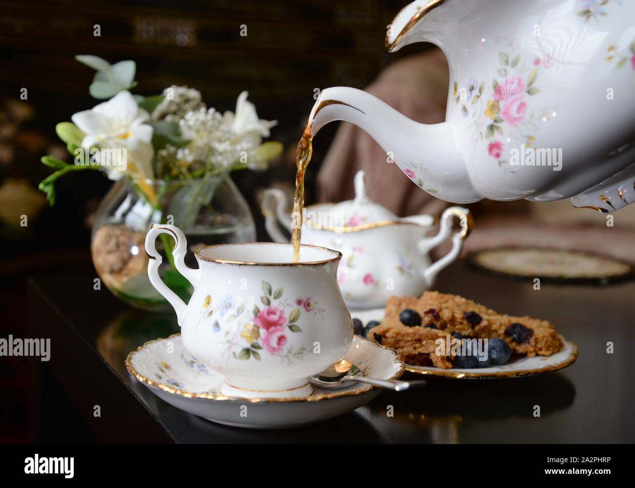 Prendere il tè del pomeriggio una tradizione inglese Foto Stock