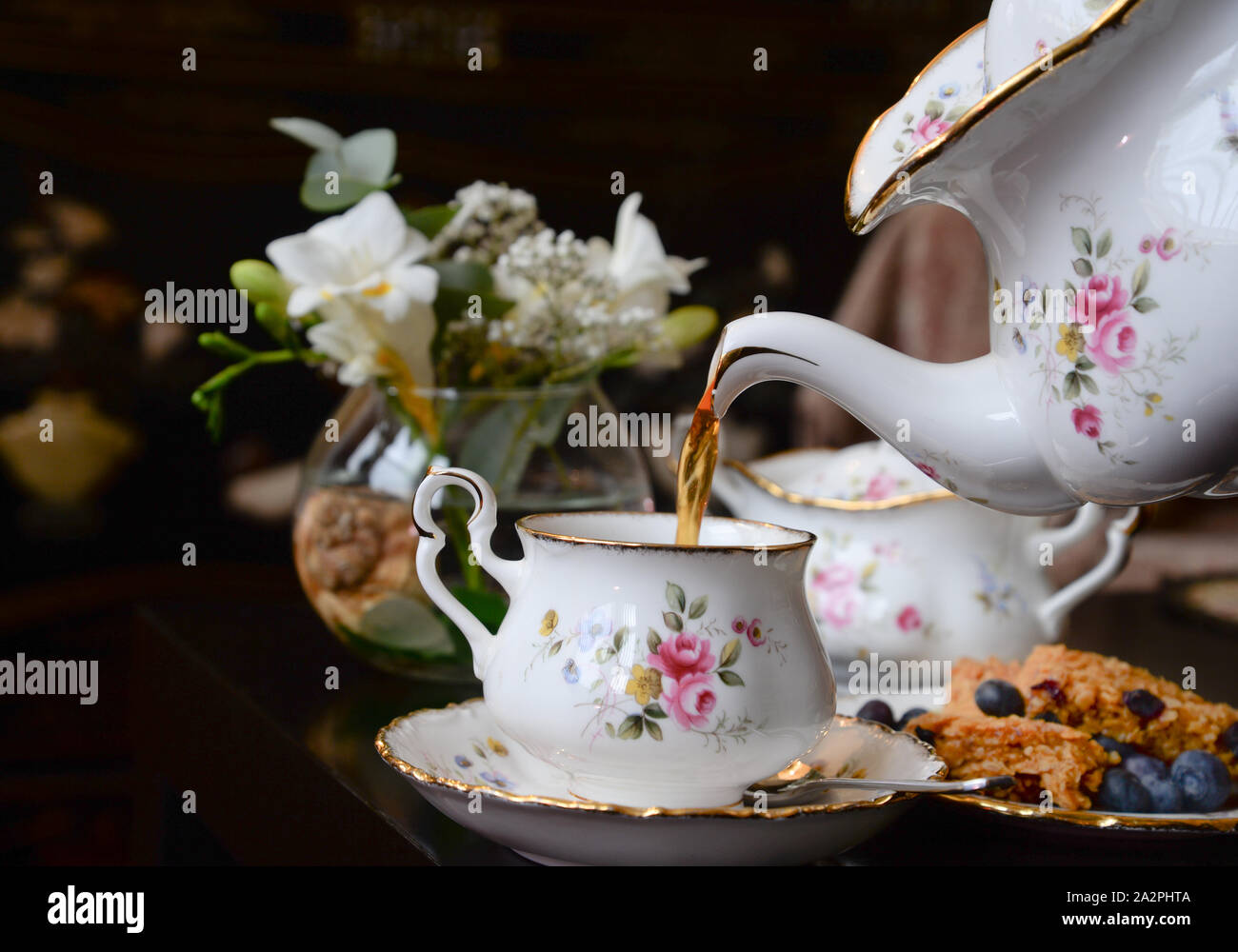 Prendere il tè del pomeriggio una tradizione inglese Foto Stock