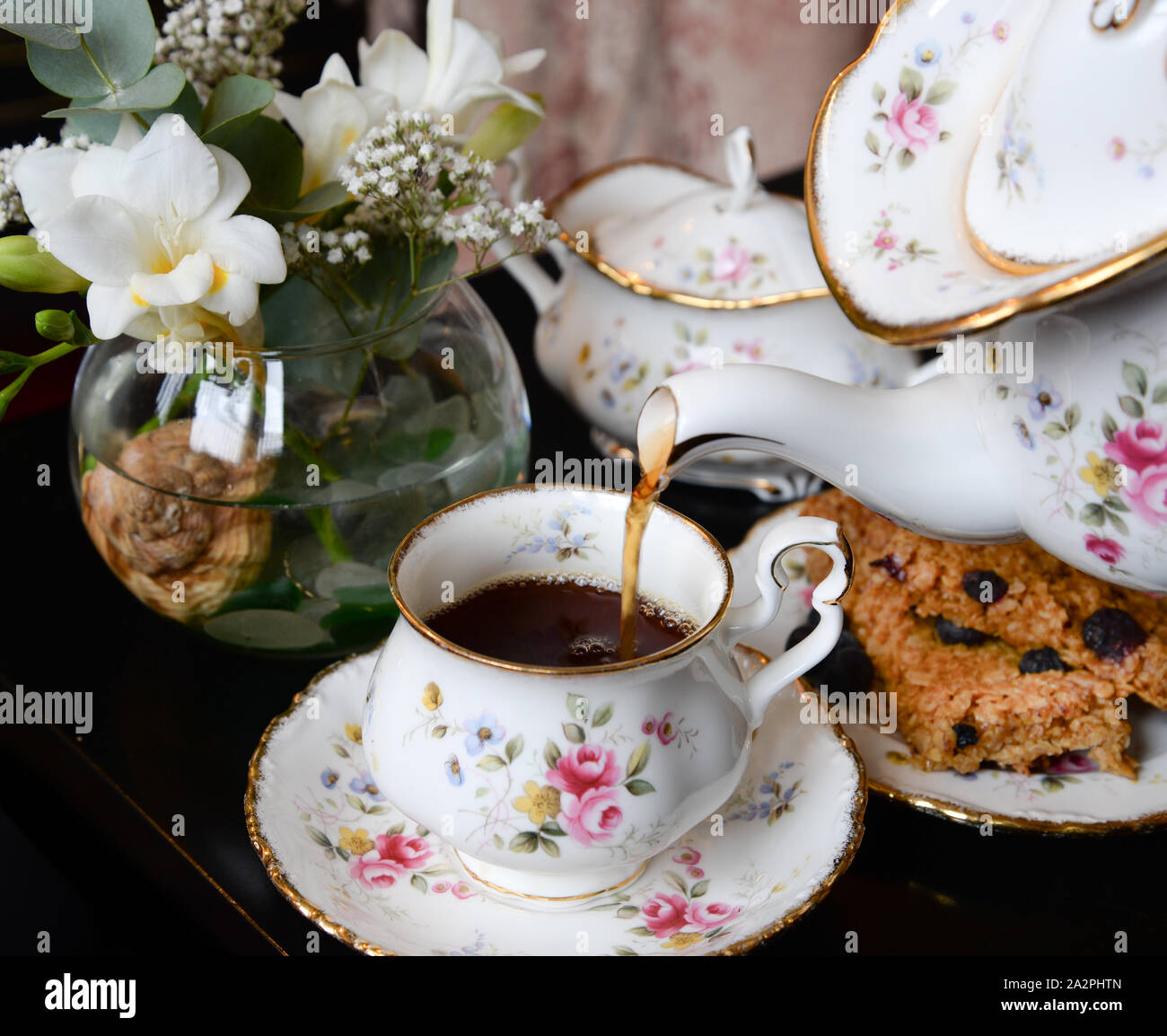 Prendere il tè del pomeriggio una tradizione inglese Foto Stock